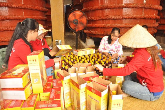 Tìm giải pháp tăng xuất khẩu nước mắm Việt  Sản xuất nước mắm Phú Quốc xuất khẩu tại một cơ sở ở ĐBSCL. Ảnh: QUỐC BÌNH