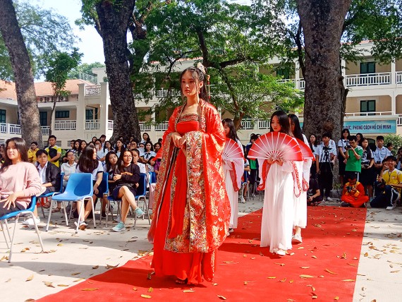 Dạy học môn Lịch sử: Tránh càng gỡ càng rối Học sinh Trường THPT Lê Quý Đôn (quận 3, TPHCM) trong một tiết học Lịch sử theo hình thức dạy học theo dự án