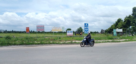 Đìu hiu thành phố mới Nhơn Trạch Quanh vòng xoay trung tâm thành phố mới Nhơn Trạch chỉ toàn đất trống, đồng cỏ và vườn mì