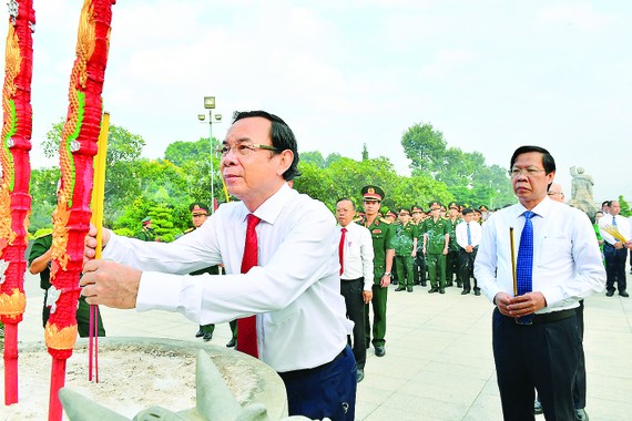 Nhiều hoạt động tưởng nhớ, tri ân Bí thư Thành ủy TPHCM dâng hương tại Nghĩa trang Liệt sĩ thành phố. Ảnh: VIỆT DŨNG