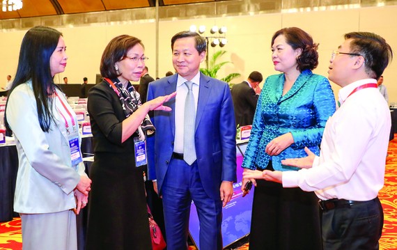 Ổn định kinh tế vĩ mô là yếu tố “bất biến” để ứng “vạn biến” Các đại biểu trao đổi bên lề Diễn đàn kinh tế - xã hội Việt Nam năm 2022. Ảnh: QUANG PHÚC