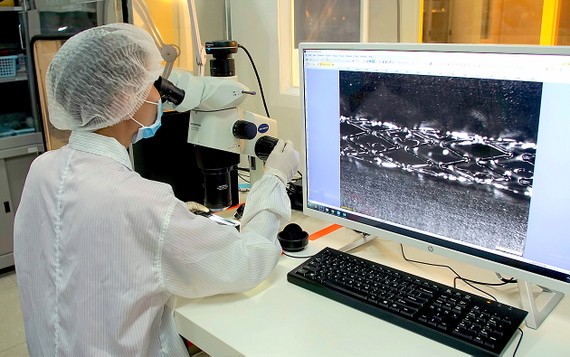 Khu công nghệ cao TPHCM: Chủ động thu hút dự án có giá trị gia tăng cao Nghiên cứu ở Nhà máy USM Healthcare, chuyên sản xuất stent mạch vành tại SHTP. Ảnh: Hoàng Hùng