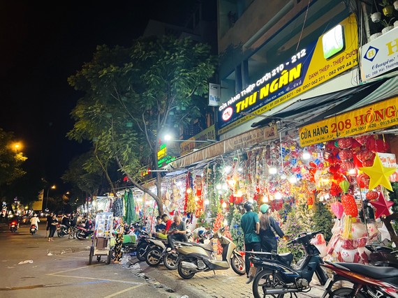 Chợ Lớn có những con phố sống theo mùa Đường Hải Thượng Lãn Ông về đêm rộn ràng không khí Giáng sinh