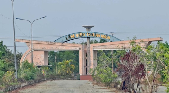 Lâm viên thanh niên hoang tàn, đầy rác thải y tế Công trình Lâm viên Thanh niên vắng vẻ, hoang tàn. Ảnh: NGỌC PHÚC
