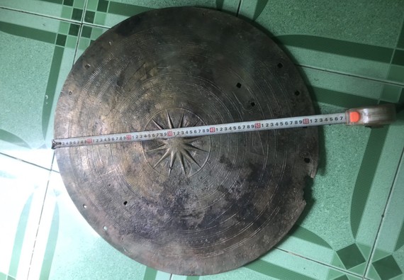 Đồng Tháp: Đề xuất khen thưởng ngư dân phát hiện mặt trống đồng niên đại hơn 2.000 năm tuổi Mặt trống đồng hơn 2.000 năm tuổi do ngư dân cào lưới phát hiện. Ảnh do người dân cung cấp.