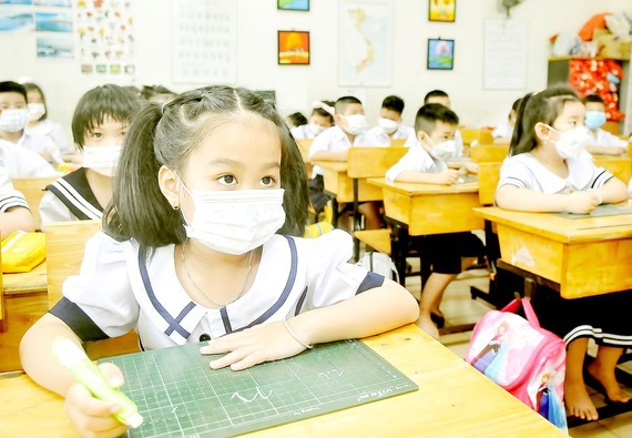TPHCM: Đề xuất học sinh là F1 có kết quả xét nghiệm nhanh âm tính tại nhà có thể trở lại trường học Học sinh lớp 1 Trường Tiểu học Bùi Minh Trực, quận 8, TPHCM đảm bảo việc đeo khẩu trang trong giờ học. Ảnh: CAO THĂNG