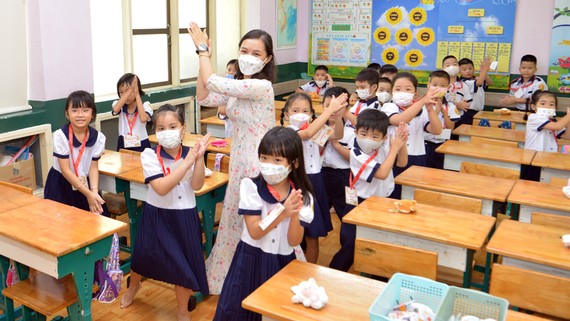 TPHCM: Hơn 1 triệu học sinh nô nức đón ngày tựu trường Giáo viên giúp học sinh làm quen nề nếp học tập, kỹ năng như làm việc nhóm... Ảnh: CAO THĂNG