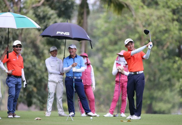 Giải golf từ thiện “Hướng về miền Trung” năm 2017: Quyên góp gần 6 tỷ đồng giúp đồng bào bị lũ lụt ảnh 2