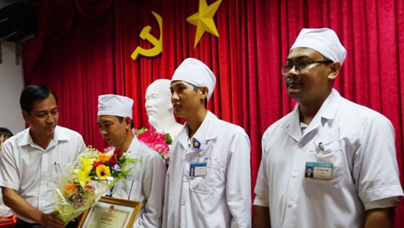 Cà Mau: Thưởng “nóng” cho bác sĩ cứu sản phụ năm lần bị ngưng tim ảnh 1