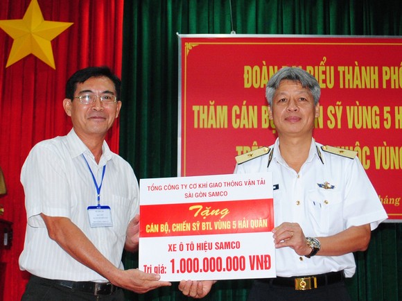 Thăm cán bộ, chiến sĩ Vùng 5 Hải quân và nhân dân trên các đảo Tây Nam ảnh 1