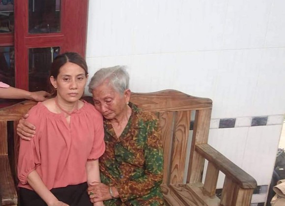 Mẹ già ngất xỉu khi thấy con gái “trở về từ cõi chết” sau 22 năm lưu lạc tại Trung Quốc ảnh 1