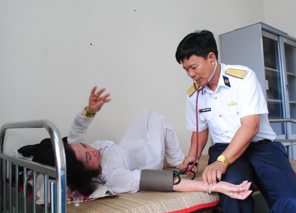 Chương trình Hải quân Việt Nam làm điểm tựa cho ngư dân vươn khơi, bám biển đến với ngư dân Cà Mau ảnh 2