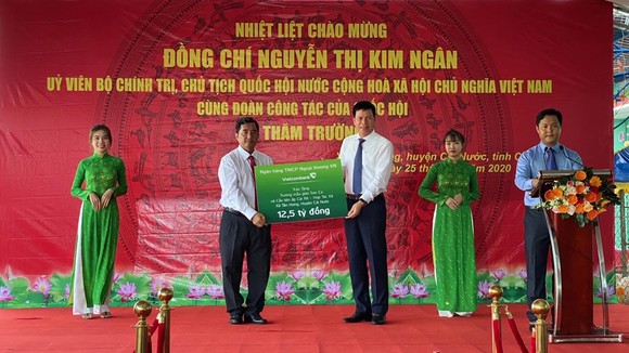 Chủ tịch Quốc hội Nguyễn Thị Kim Ngân thăm và tặng quà cho học sinh ở Cà Mau ảnh 1