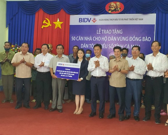 Cà Mau: Trao tặng 50 căn nhà trị giá 2,5 tỷ đồng cho hộ dân vùng đồng bào dân tộc thiểu số ảnh 1