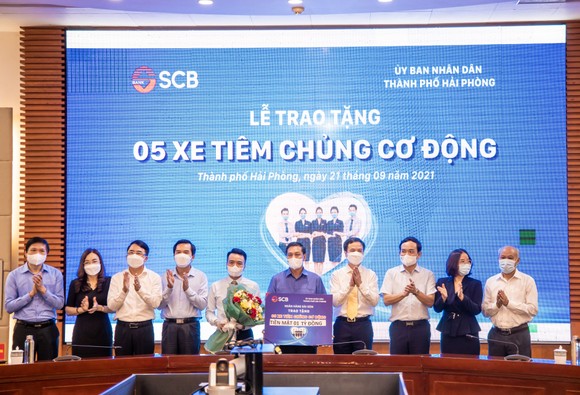 SCB tặng TP Hải Phòng 5 xe tiêm chủng cơ động ảnh 2