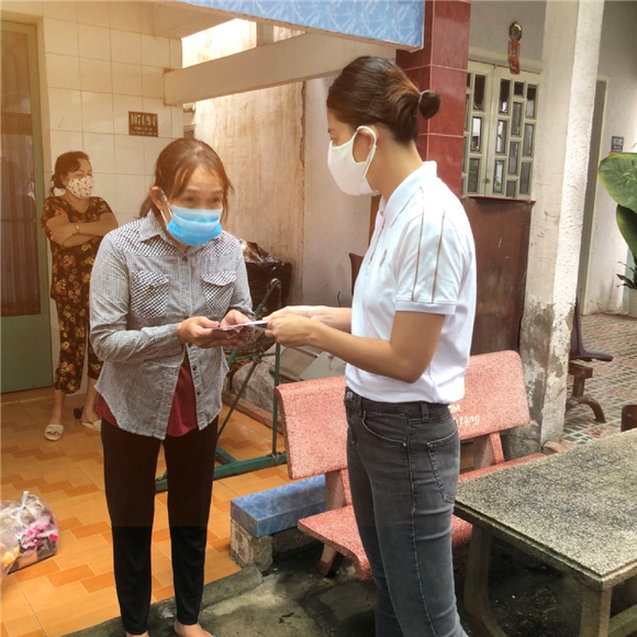 Niềm vui nhỏ nơi xóm trọ nghèo giữa những ngày TPHCM siết chặt giãn cách ảnh 1