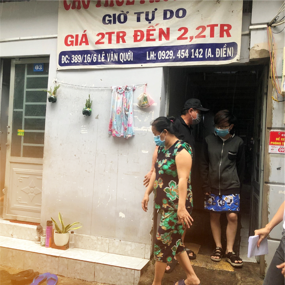 Niềm vui nhỏ nơi xóm trọ nghèo giữa những ngày TPHCM siết chặt giãn cách ảnh 2