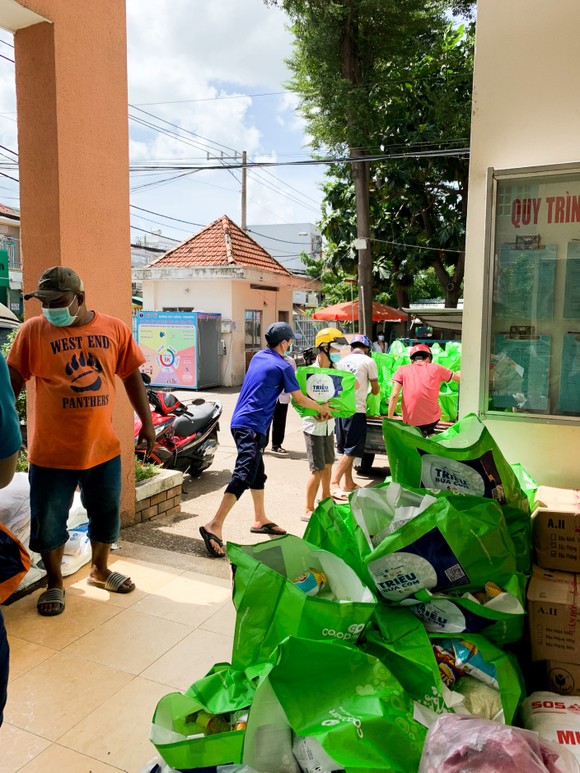 Ấm lòng gần 100.000 suất thực phẩm được hỗ trợ trong mùa giãn cách ảnh 2