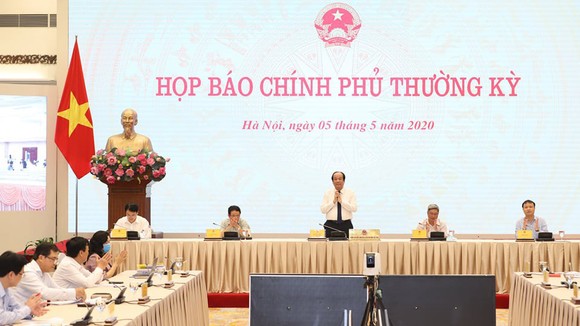 Bộ GD-ĐT: không cần cho học sinh đội mũ ngăn giọt bắn ảnh 1