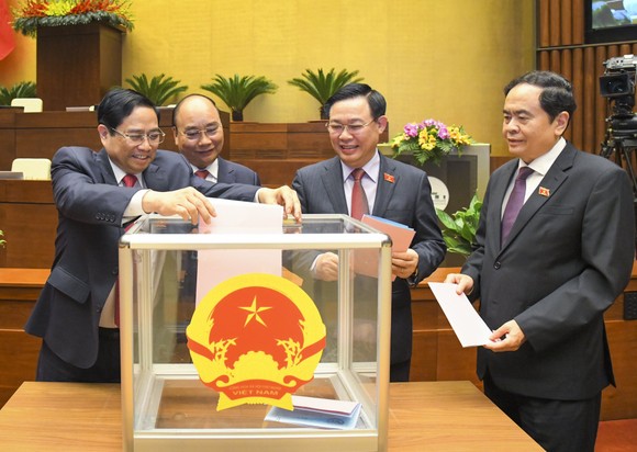 Chính thức miễn nhiệm 13 thành viên Chính phủ ảnh 1
