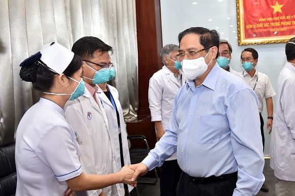 Thủ tướng Phạm Minh Chính gửi thư khen những 'chiến sĩ áo trắng' ở tuyến đầu chống dịch ảnh 1