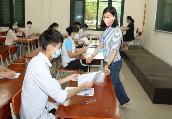 Bộ trưởng Bộ GD-ĐT chúc thí sinh bình tĩnh, tự tin, an tâm dự thi để làm bài thật tốt ảnh 2
