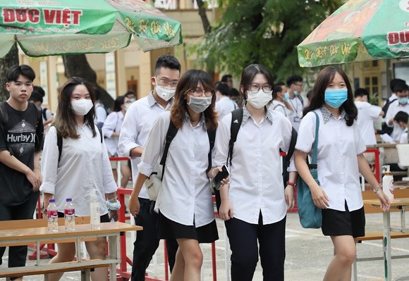 Thí sinh phấn khởi vì đề thi Ngữ văn nhẹ nhàng ảnh 1