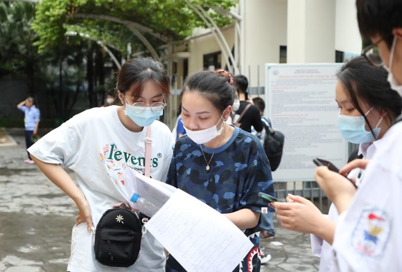 Kết quả thi tốt nghiệp THPT năm 2021: Lịch sử và tiếng Anh vẫn là 2 môn có điểm thi thấp nhất ảnh 1