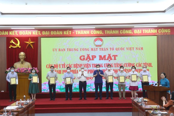 Gần 3.000 y, bác sỹ bệnh viện Trung ương lên đường chi viện cho TPHCM và các tỉnh phía Nam ảnh 1