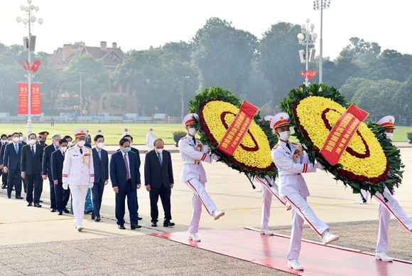 Lãnh đạo Đảng, Nhà nước vào Lăng viếng Chủ tịch Hồ Chí Minh ảnh 1