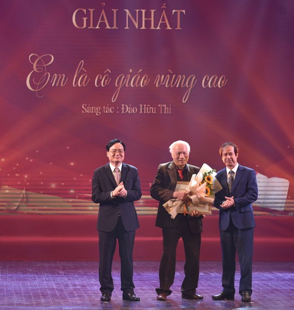 Trao giải cuộc thi 'Sáng tác ca khúc về thầy cô và mái trường' ảnh 2