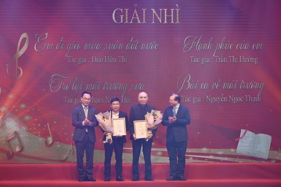Trao giải cuộc thi 'Sáng tác ca khúc về thầy cô và mái trường' ảnh 3