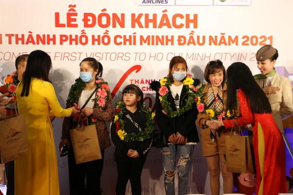 TPHCM đón đoàn khách 'xông đất' đầu năm 2021 ảnh 2