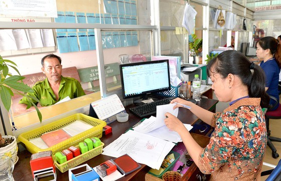 Sở Nội vụ TPHCM đề xuất chấm điểm, trả thu nhập tăng thêm cho công chức dựa vào kết quả công việc ảnh 1