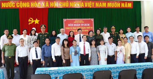 Lãnh đạo TPHCM thăm hỏi gia đình chính sách và tặng thiết bị trường học tại Côn Đảo ảnh 7