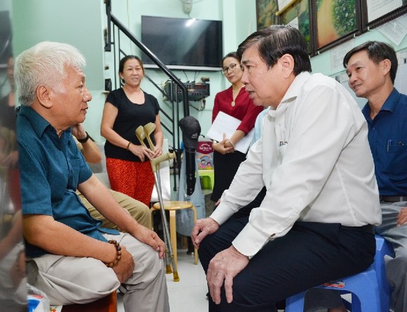 Chủ tịch UBND TPHCM Nguyễn Thành Phong thăm gia đình chính sách ảnh 2
