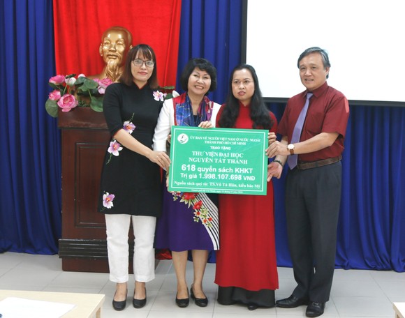 Kiều bào Mỹ giúp giảng viên, sinh viên TPHCM “giải khát” sách quý ảnh 1