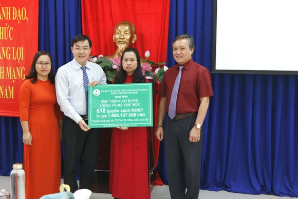 Kiều bào Mỹ giúp giảng viên, sinh viên TPHCM “giải khát” sách quý ảnh 3