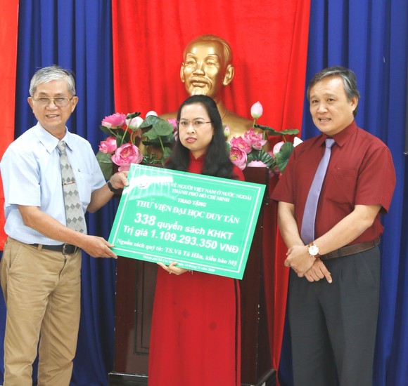 Kiều bào Mỹ giúp giảng viên, sinh viên TPHCM “giải khát” sách quý ảnh 2