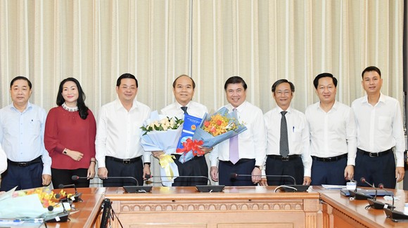 Chủ tịch UBND TPHCM Nguyễn Thành Phong trao các quyết định nhân sự chủ chốt ảnh 4