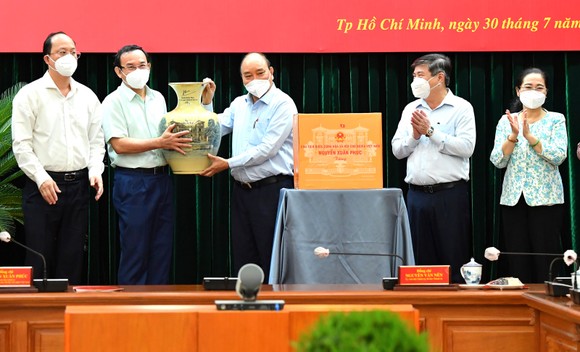 Chủ tịch nước Nguyễn Xuân Phúc: Chiến lược song trùng vừa dập dịch, vừa điều trị ảnh 1