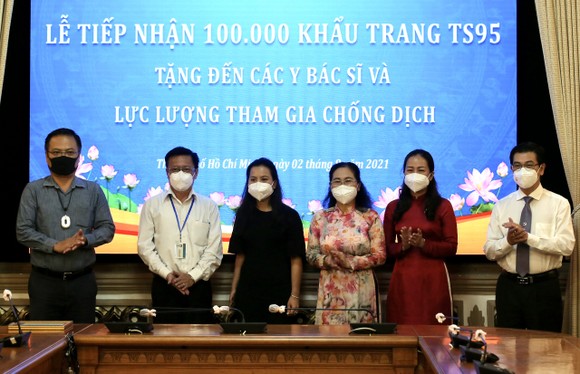 HĐND TPHCM tiếp nhận 100.000 khẩu trang TS95 do kiều bào tặng các lực lượng chống dịch Covid-19 ảnh 1