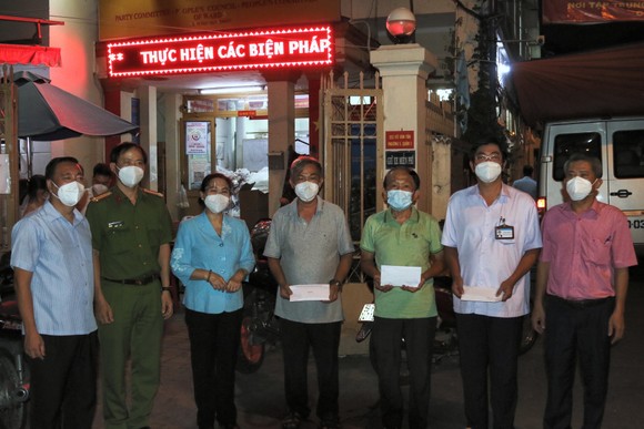 Chủ tịch HĐND TPHCM Nguyễn Thị Lệ thăm hỏi, động viên cán bộ cơ sở tại quận 3 ảnh 4