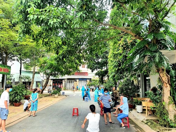 Lãnh đạo TPHCM gặp gỡ chuyên gia, nghe góp ý về phòng chống dịch và phục hồi kinh tế ảnh 3