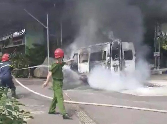 Xe khách bị cháy trơ khung ảnh 2
