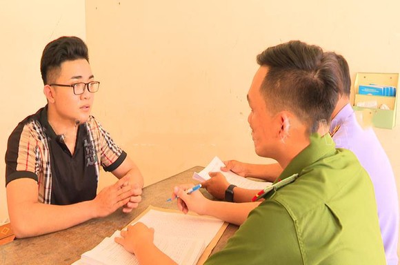 Khởi tố 2 đối tượng cưỡng đoạt tài sản của tiếp viên ảnh 1