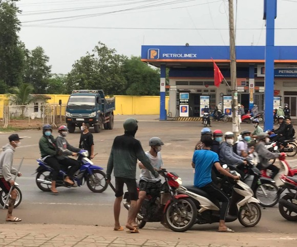 2 nữ sinh lớp 11 kéo hàng chục thanh thiếu niên cầm theo tuýp sắt để 'nói chuyện' ảnh 1