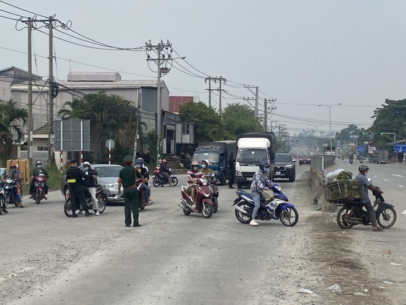 Đồng Nai: Nhiều người dân phải quay về vì không có giấy xét nghiệm âm tính với SARS-CoV-2 ảnh 1