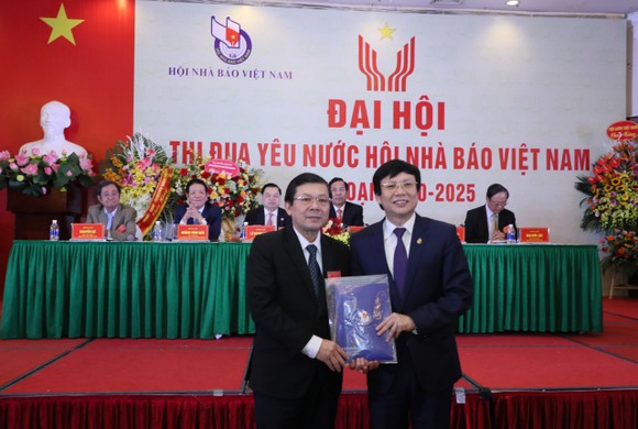 Nêu cao tinh thần sẵn sàng dấn thân, đối mặt với gian khổ, hiểm nguy của các nhà báo ảnh 8