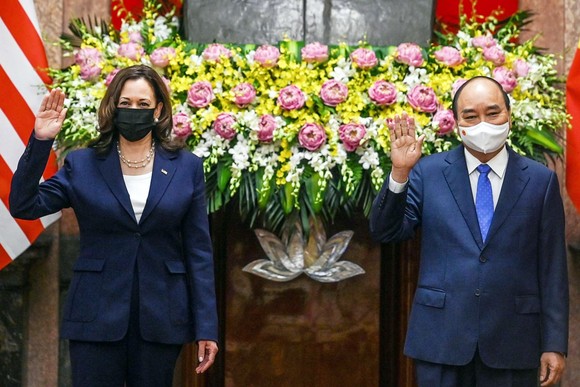 Chủ tịch nước Nguyễn Xuân Phúc hội kiến với Phó Tổng thống Hoa Kỳ Kamala Harris ảnh 1